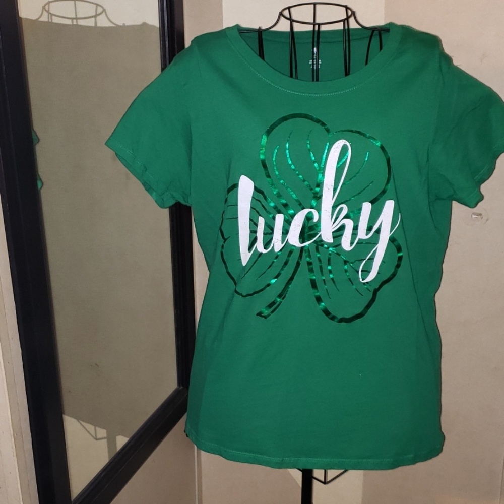 🏴‍☠️$1 BUNDLED 🏴‍☠️ Lucky t-shirt sz-XL/16-18